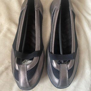 NWOT Size 9 Slip on Shoes Sneakers Black & Metallic Silver